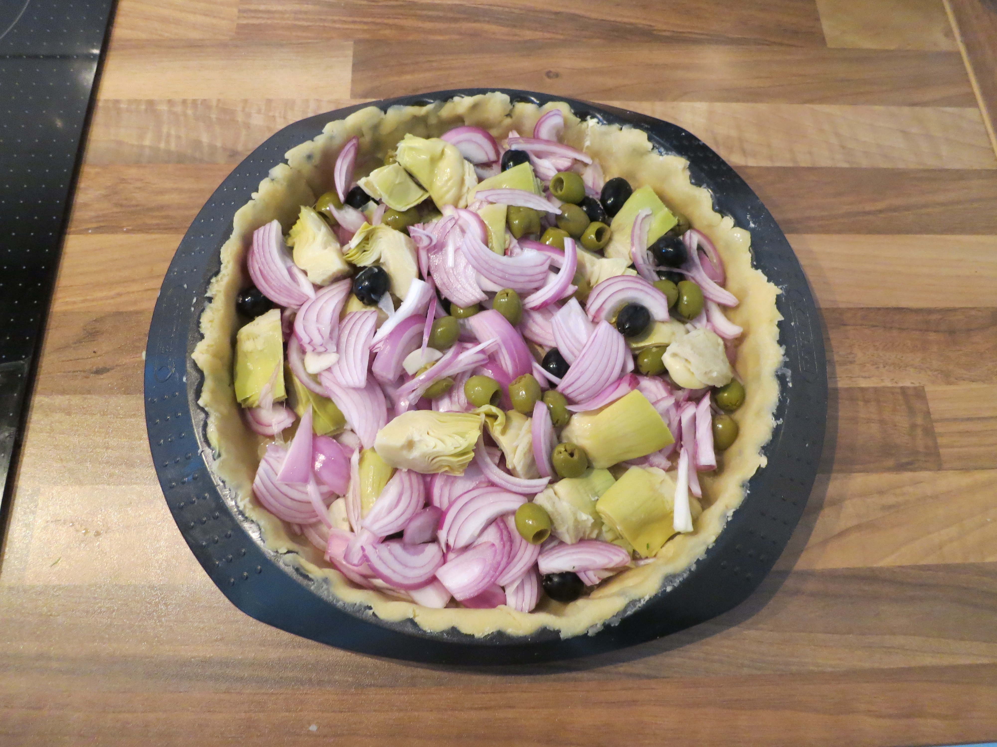 Zwiebelkuchen mit Oliven, Artischocken und Rucola